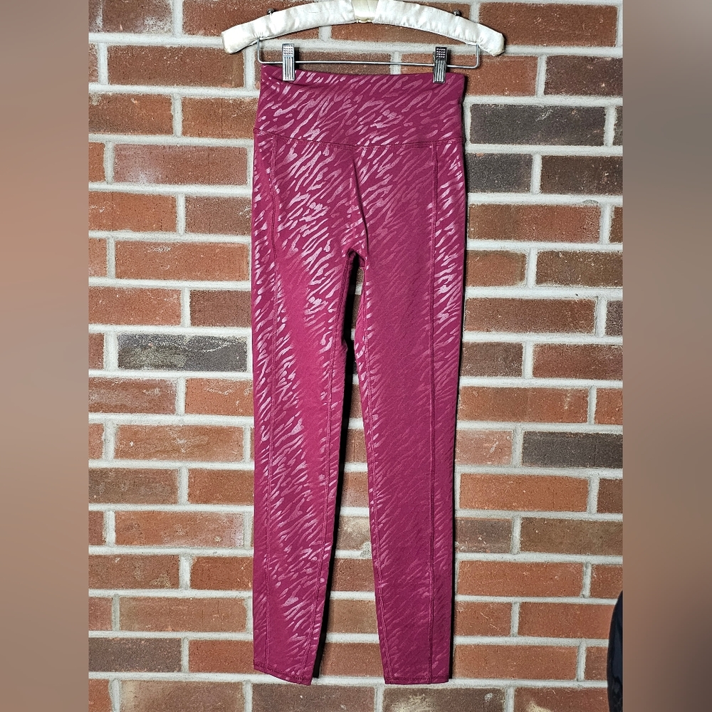 Zuda: Silver Reflective Tiger Print Maroon Leggings w. Pockets NWOT! 💛